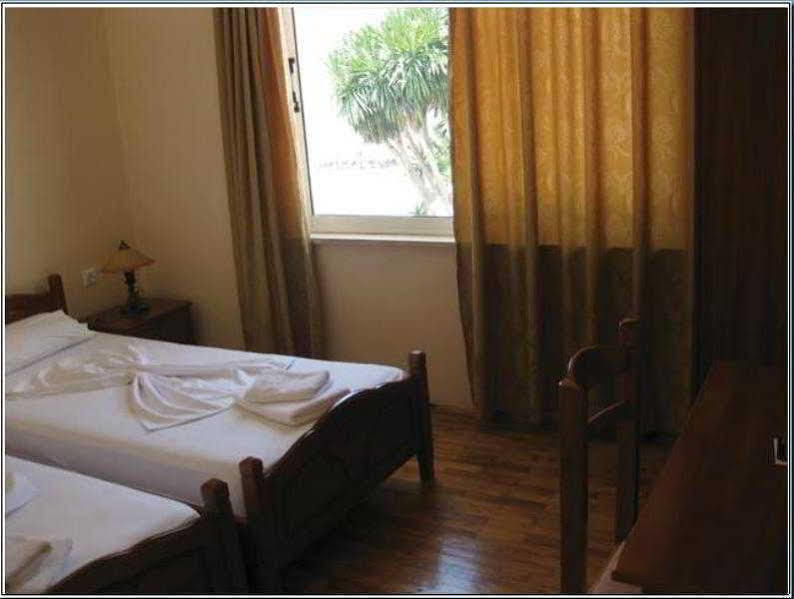Hotel Delfini Sarande Exterior photo